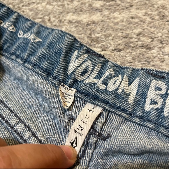 WOMEN’S VOLCOM JEAN SHORTS - Picture 3 of 5